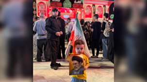 نسل آینده در بین‌الحرمین؛ پرچم ایران در دستان کودک
